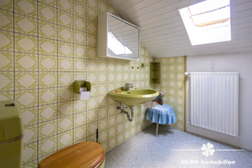 BERK Immobilien – Freistehendes Einfamilienhaus mit zwei Wohneinheiten und Garten im Herzen von Haibach - Bad DG (107987)