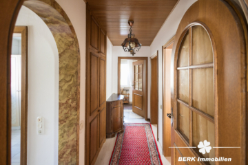 BERK Immobilien – Freistehendes Einfamilienhaus mit zwei Wohneinheiten und Garten im Herzen von Haibach - Flur EG (107973)