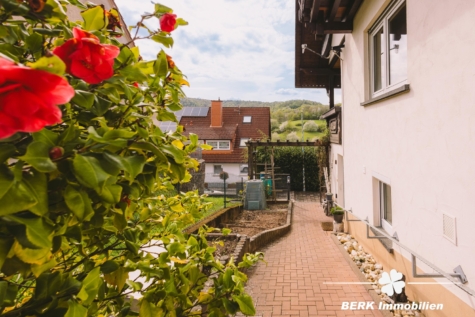 BERK Immobilien – Mehr Haus fürs Geld: Großes Zweifamilienhaus mit ELW & Ausblick in Oberbessenbach - Außenbereich (128668)