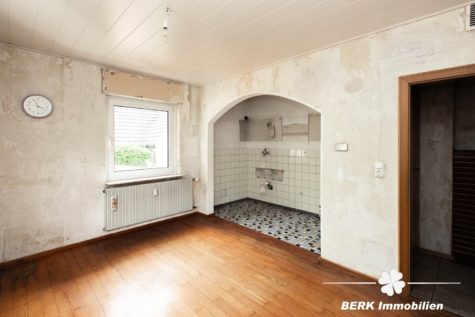 BERK Immobilien – Mehr Haus fürs Geld: Großes Zweifamilienhaus mit ELW & Ausblick in Oberbessenbach - EG Koch- und Essbereich (128676)