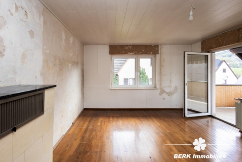 BERK Immobilien – Mehr Haus fürs Geld: Großes Zweifamilienhaus mit ELW & Ausblick in Oberbessenbach - EG Wohnzimmer (128678)