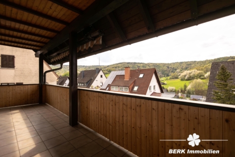 BERK Immobilien – Mehr Haus fürs Geld: Großes Zweifamilienhaus mit ELW & Ausblick in Oberbessenbach - EG Balkon (128681)