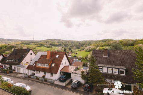 BERK Immobilien – Mehr Haus fürs Geld: Großes Zweifamilienhaus mit ELW & Ausblick in Oberbessenbach - Aussicht (128691)