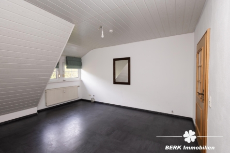 BERK Immobilien – Mehr Haus fürs Geld: Großes Zweifamilienhaus mit ELW & Ausblick in Oberbessenbach - DG Schlafzimmer (128693)