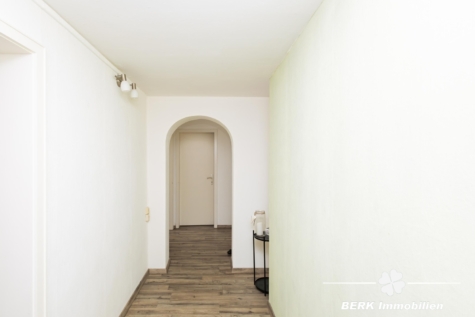 BERK Immobilien – Mehr Haus fürs Geld: Großes Zweifamilienhaus mit ELW & Ausblick in Oberbessenbach - UG Flur (128699)