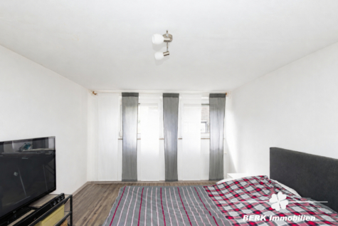 BERK Immobilien – Mehr Haus fürs Geld: Großes Zweifamilienhaus mit ELW & Ausblick in Oberbessenbach - UG Schlafzimmer - KI optimiert (128702)