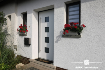BERK Immobilien – Siedlungshaus mit Garten und Garage in Goldbach am Kugelberg zu verkaufen - Eingangsbereich (107209)