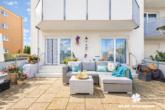 KI generiertes Terrassenbeispiel 2 - BERK Immobilien – gemütliche 3-Zimmer-Erdgeschosswohnung mit großer Terrasse, Balkon & Gartenzugang