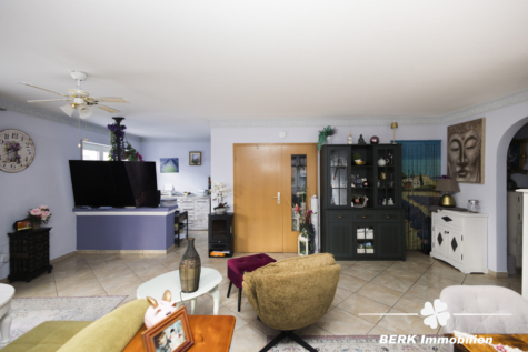 BERK Immobilien – gemütliche 3-Zimmer-Erdgeschosswohnung mit großer Terrasse, Balkon & Gartenzugang - Wohn-Essbereich mit Arbeitsniesche (123201)