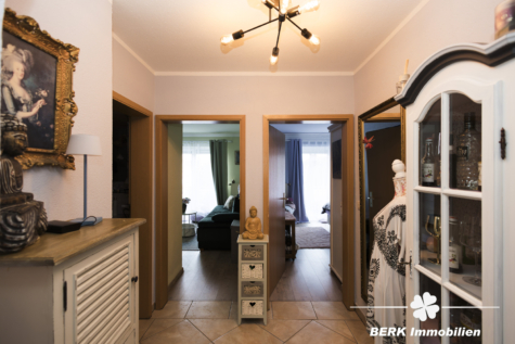 BERK Immobilien – gemütliche 3-Zimmer-Erdgeschosswohnung mit großer Terrasse, Balkon & Gartenzugang - Flur (123205)