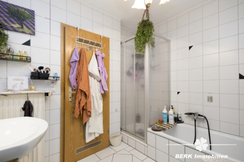 BERK Immobilien – gemütliche 3-Zimmer-Erdgeschosswohnung mit großer Terrasse, Balkon & Gartenzugang - Badezimmer (123209)
