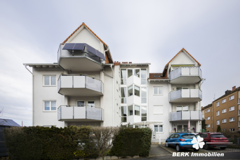 BERK Immobilien – gemütliche 3-Zimmer-Erdgeschosswohnung mit großer Terrasse, Balkon & Gartenzugang - Straßenansicht (123218)