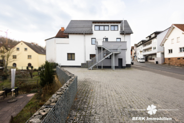BERK Immobilien – modern saniertes ZFH in zentraler Lage von Haibach mit traumhafter Maisonette-Wohnung - Stellplätze (111894)
