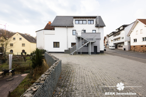 BERK Immobilien – modern saniertes ZFH in zentraler Lage von Haibach mit traumhafter Maisonette-Wohnung - Stellplätze (116795)