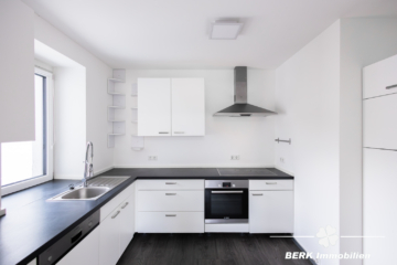 BERK Immobilien – modern saniertes ZFH in zentraler Lage von Haibach mit traumhafter Maisonette-Wohnung - Küche MAIS-Whg (111901)