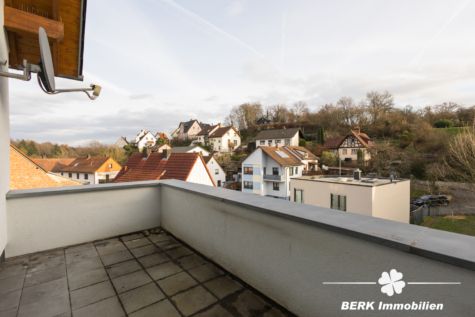 BERK Immobilien – modern saniertes ZFH in zentraler Lage von Haibach mit traumhafter Maisonette-Wohnung - Terrasse (116804)