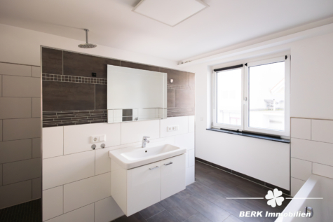 BERK Immobilien – modern saniertes ZFH in zentraler Lage von Haibach mit traumhafter Maisonette-Wohnung - Tageslichtbad MAIS-Wohnung (116806)