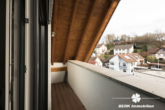Balkon am Schlafzimmer MAIS-Wohnung - BERK Immobilien – modern saniertes ZFH in zentraler Lage von Haibach mit traumhafter Maisonette-Wohnung