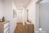 Flur EG Wohnung - BERK Immobilien – modern saniertes ZFH in zentraler Lage von Haibach mit traumhafter Maisonette-Wohnung