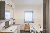 Badezimmer EG-Wohnung - BERK Immobilien – modern saniertes ZFH in zentraler Lage von Haibach mit traumhafter Maisonette-Wohnung