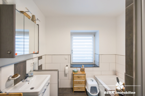 BERK Immobilien – modern saniertes ZFH in zentraler Lage von Haibach mit traumhafter Maisonette-Wohnung - Badezimmer EG-Wohnung (116822)