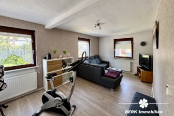 BERK Immobilien – Historischer Bauernhof mit großem Potenzial in Hardheim-Rüdental - Wohnzimmer (104682)