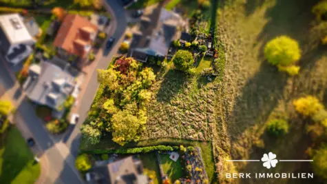 BERK Immobilien – Attraktives Baugrundstück für Bauherren und Investoren - Drohnenansicht (132194)