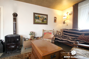 BERK Immobilien – Wohnhaus mit Nebengebäude ++ ideales Bauträgergrundstück zur Neubebauung ++ - Wohnzimmer (105989)