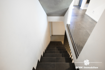 BERK Immobilien – Exklusives Design-Einfamilienhaus auf großzügigem Grundstück - Kellerabgang (110683)