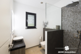 Gästebad - BERK Immobilien – Exklusives Design-Einfamilienhaus auf großzügigem Grundstück