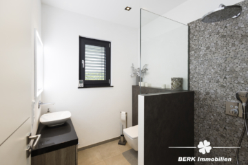 BERK Immobilien – Exklusives Design-Einfamilienhaus auf großzügigem Grundstück - Gästebad (110675)