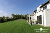 Garten - BERK Immobilien – Exklusives Design-Einfamilienhaus auf großzügigem Grundstück