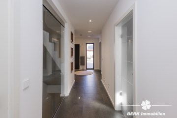 BERK Immobilien – Exklusives Design-Einfamilienhaus auf großzügigem Grundstück - Flur (110671)