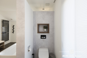 BERK Immobilien – Exklusives Design-Einfamilienhaus auf großzügigem Grundstück - Bad OG (110677)