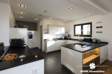 BERK Immobilien – Exklusives Design-Einfamilienhaus auf großzügigem Grundstück - Küche (110673)