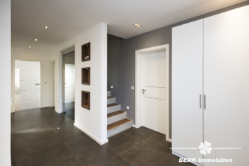 BERK Immobilien – Exklusives Design-Einfamilienhaus auf großzügigem Grundstück - Eingang (110669)