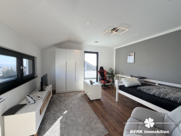 BERK Immobilien – Exklusives Design-Einfamilienhaus auf großzügigem Grundstück - Kinder1 OG (110680)