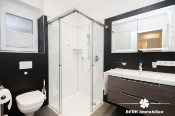 BERK Immobilien – Luxuriöse, barrierearme Eigentumswohnung mit TG-Stellplatz in zentraler Lage - Badezimmer (111018)