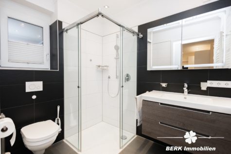 BERK Immobilien – Luxuriöse, barrierearme Eigentumswohnung mit TG-Stellplatz in zentraler Lage - Badezimmer (116716)