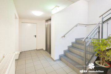 BERK Immobilien – Luxuriöse, barrierearme Eigentumswohnung mit TG-Stellplatz in zentraler Lage - Treppenhaus (111021)