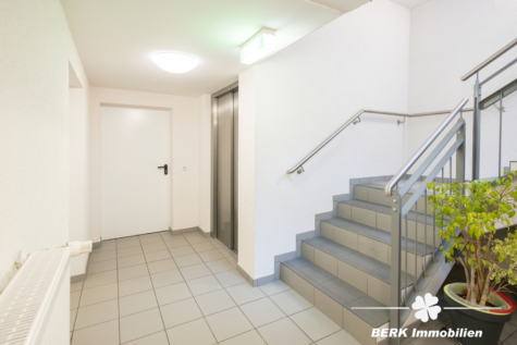 BERK Immobilien – Luxuriöse, barrierearme Eigentumswohnung mit TG-Stellplatz in zentraler Lage - Treppenhaus (116719)