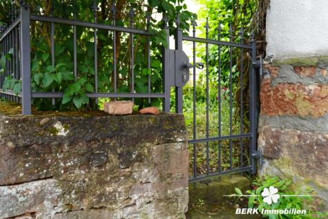 BERK Immobilien – Historisches Anwesen mit großer Scheune, Nebengebäude und Entwicklungspotenzial auf über 1000 m² Grundstück - Garten Detail (125914)