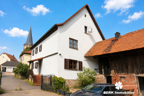 BERK Immobilien – Historisches Anwesen mit großer Scheune, Nebengebäude und Entwicklungspotenzial auf über 1000 m² Grundstück - Fassade (125896)