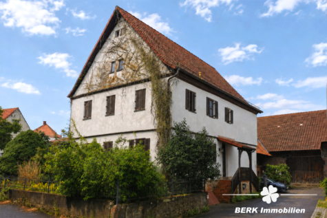BERK Immobilien – Historisches Anwesen mit großer Scheune, Nebengebäude und Entwicklungspotenzial auf über 1000 m² Grundstück - Röllbach - Haus-Hof-Scheune (125894)