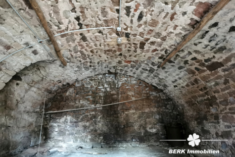 BERK Immobilien – Historisches Anwesen mit großer Scheune, Nebengebäude und Entwicklungspotenzial auf über 1000 m² Grundstück - Gewölbekeller (125907)