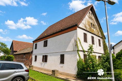 BERK Immobilien – Historisches Anwesen mit großer Scheune, Nebengebäude und Entwicklungspotenzial auf über 1000 m² Grundstück - Fassade (125895)