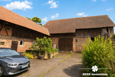 BERK Immobilien – Historisches Anwesen mit großer Scheune, Nebengebäude und Entwicklungspotenzial auf über 1000 m² Grundstück - Hof (125897)