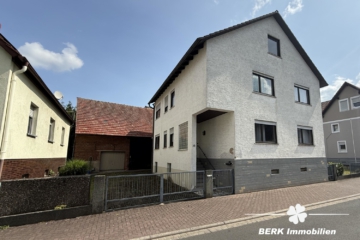 BERK Immobilien – Charmantes Einfamilienhaus mit zwei Wohneinheiten und großzügiger Scheune + Garage - Ansicht (105872)