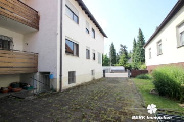 BERK Immobilien – Charmantes Einfamilienhaus mit zwei Wohneinheiten und großzügiger Scheune + Garage - Hof (105873)