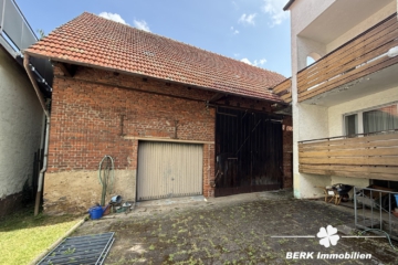 BERK Immobilien – Charmantes Einfamilienhaus mit zwei Wohneinheiten und großzügiger Scheune + Garage - Garage und Scheune (105874)